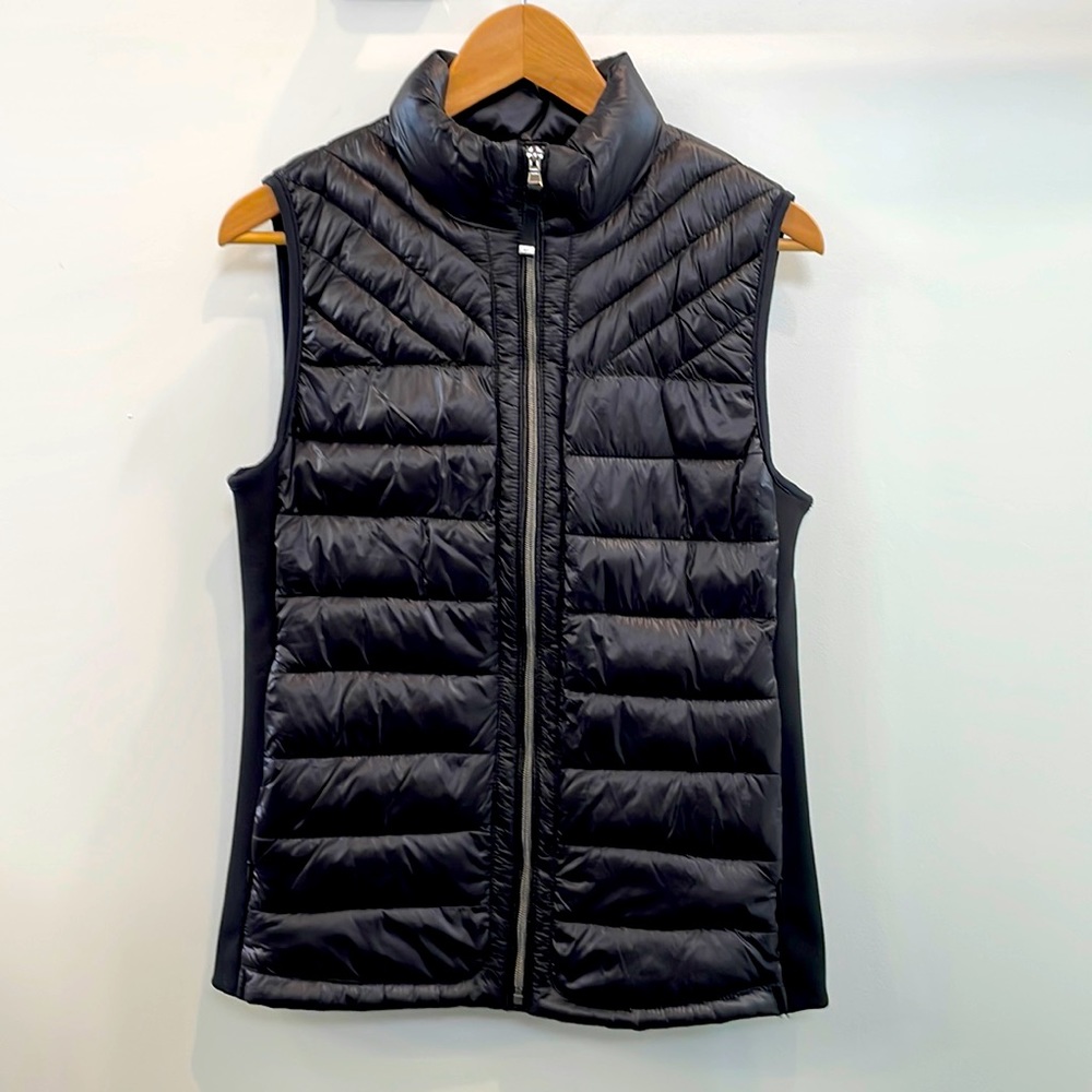 NWOT Gap women’s xs black puffy Primaloft vest with silver zipper.